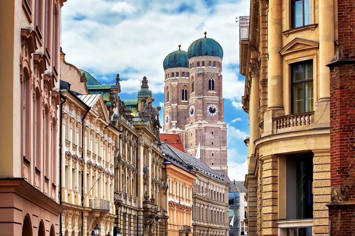 Die Türme der Frauenkirche über der Altstadt