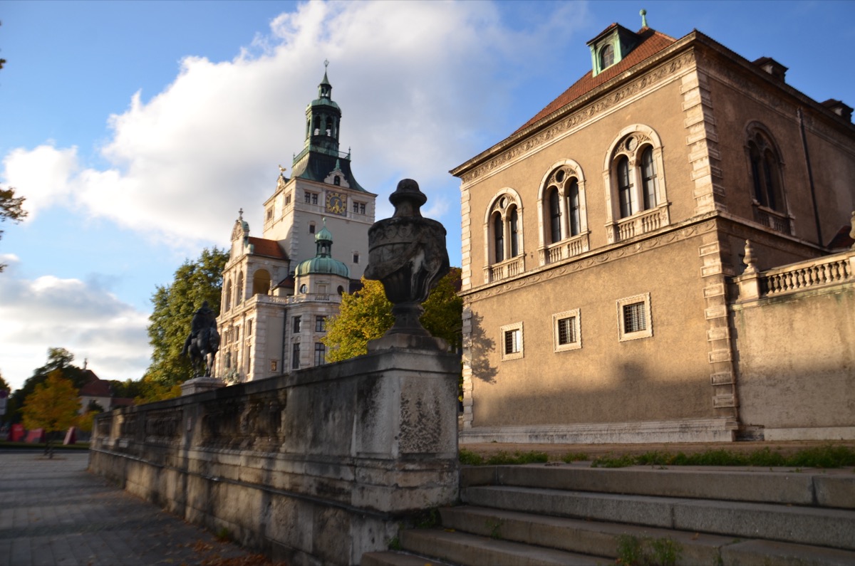 Historistische Fassade des Bayerischen Nationalmuseums mit Uhrenturm