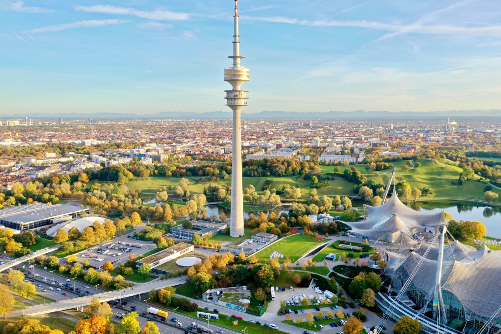 Olympiaturm und Olympiapark aus der Luft